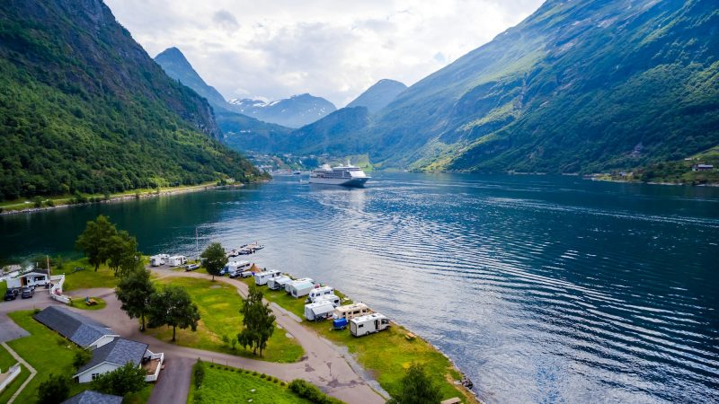Quels sont les secrets pour un séjour de découverte des fjords norvégiens à bord de ferries locaux?