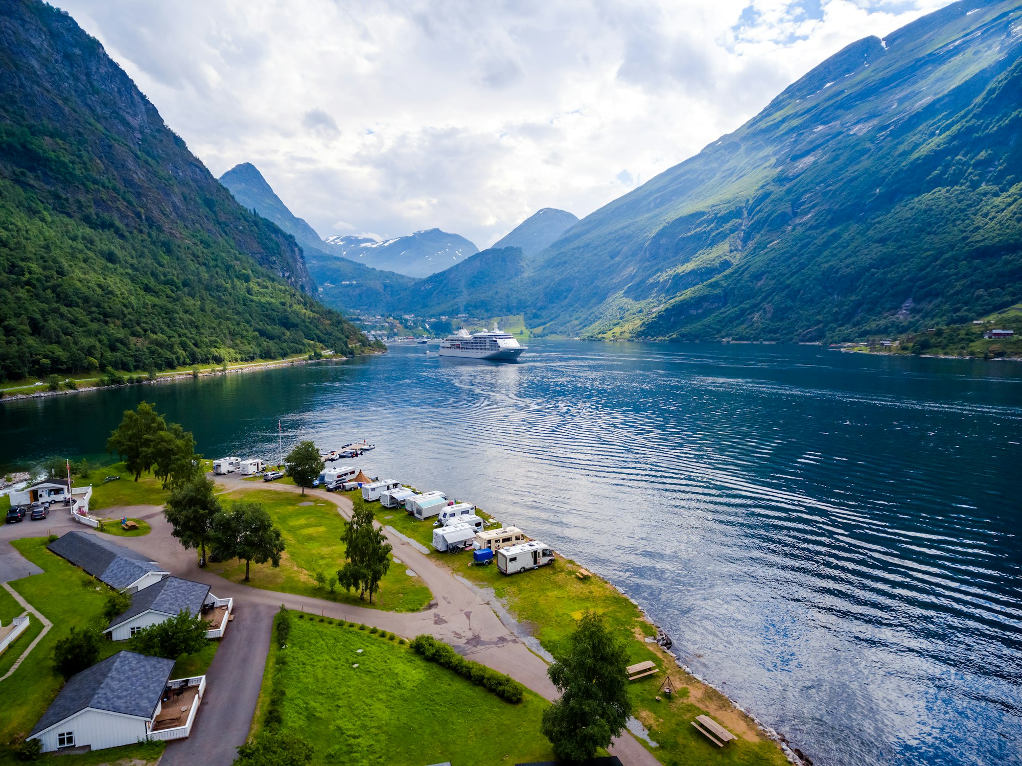 Quels sont les secrets pour un séjour de découverte des fjords norvégiens à bord de ferries locaux?